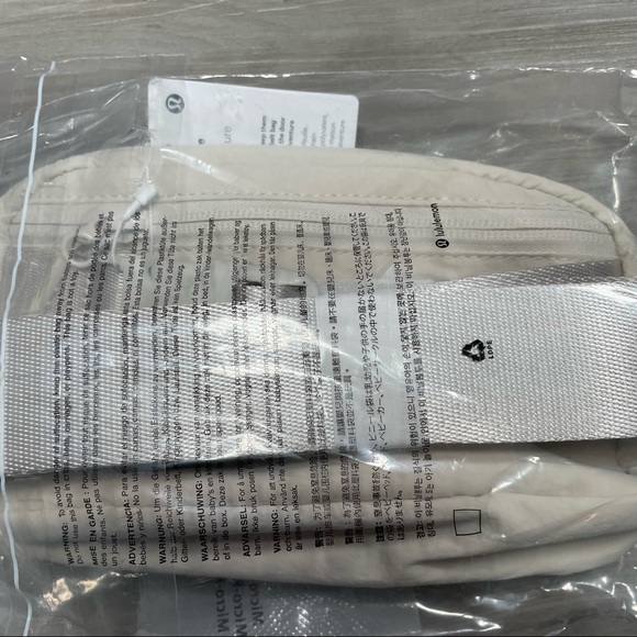 Lululemon Everywhere Belt Bag NWT - Picture 9 of 10